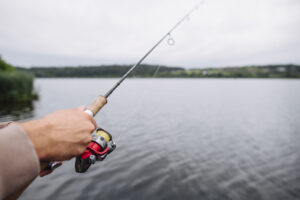 zakonczenie mezczyzna reki mienia wedka nad jeziorem